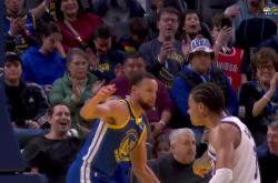 库里在TL比赛中势不可挡，关键助攻引发热议！的简单介绍