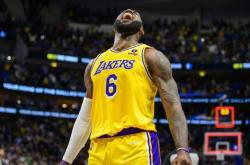 包含詹姆斯关键节点惊险取胜，西班牙队带队取胜！的词条