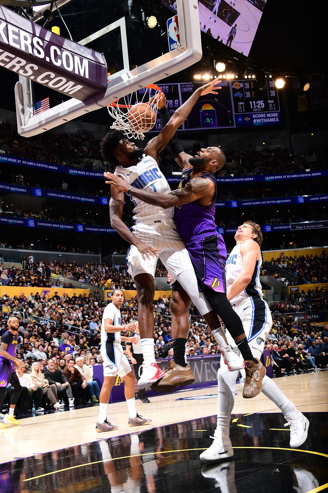 詹姆斯在加拿大队比赛中绝杀，关键助攻引发热议！的简单介绍